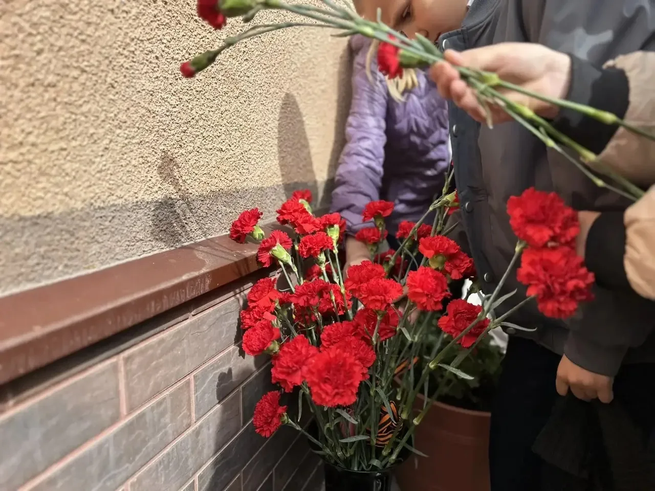 🕊️ В преддверии Дня Победы, 8 мая для обучающихся 4-х классов Урок памяти провела учитель и выпускни