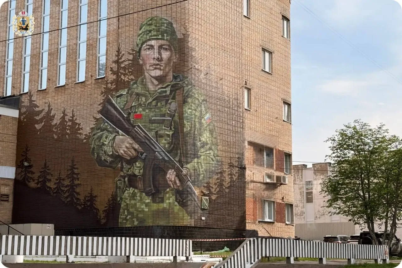 🎨 В Архангельске появился мурал Героя России.  На фасаде Государственного архива увековечили Сергея 