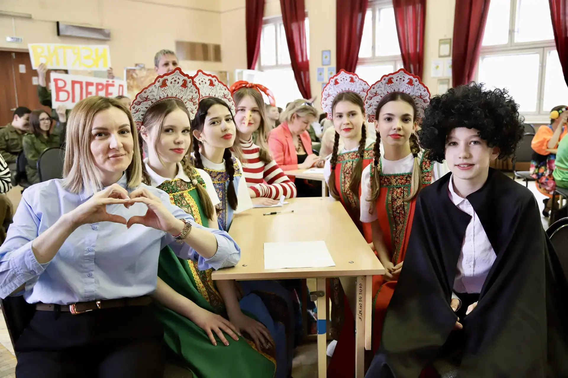 ВЕСЕННИЙ КВН «В РУССКОМ СТИЛЕ»  🤩 Сегодня наш Образовательный квартал снова наполнился смехом, музык