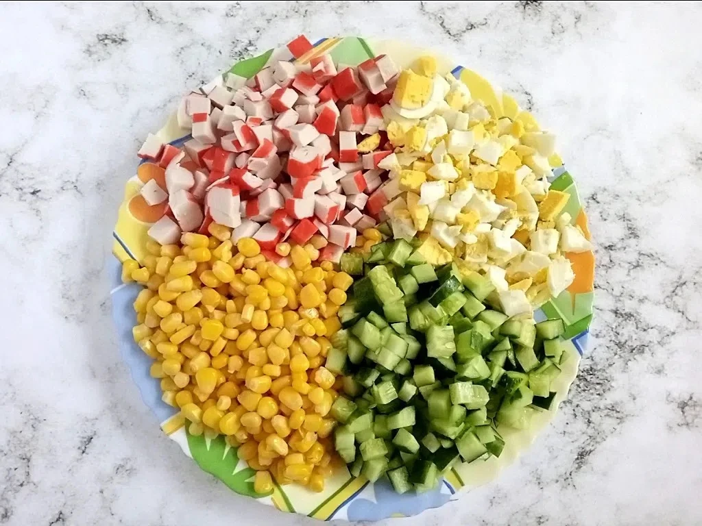 Русская кухня!
Салат с крабовыми палочками огурцом и яйцом.
В СССР изначально использовали консервир