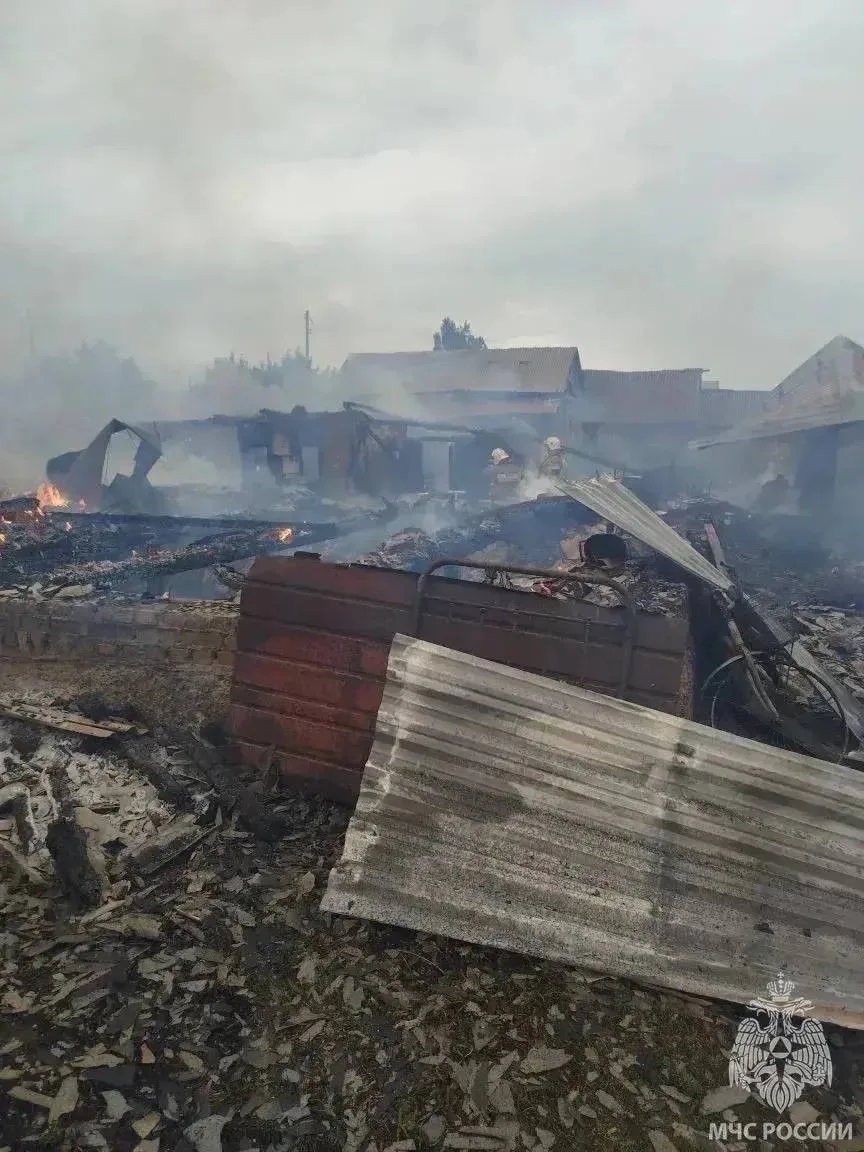 ⚡️Гроза вызвала пожар в Курманаевском районе: молния попала в нежилой дом и огонь перекинулся на сос