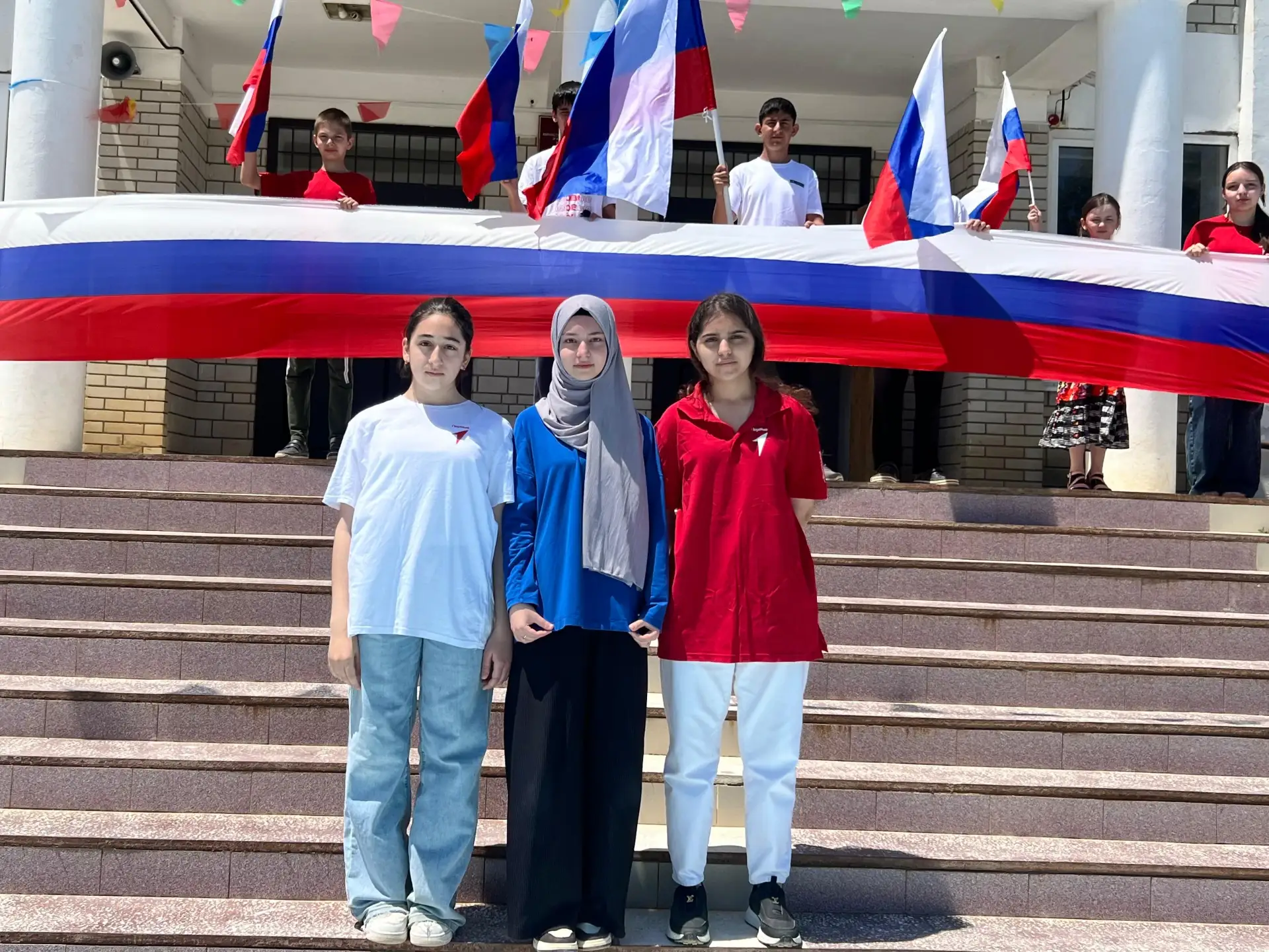 В рамках празднования Дня России 12 июня была организована и проведена  акция «Российский триколор».