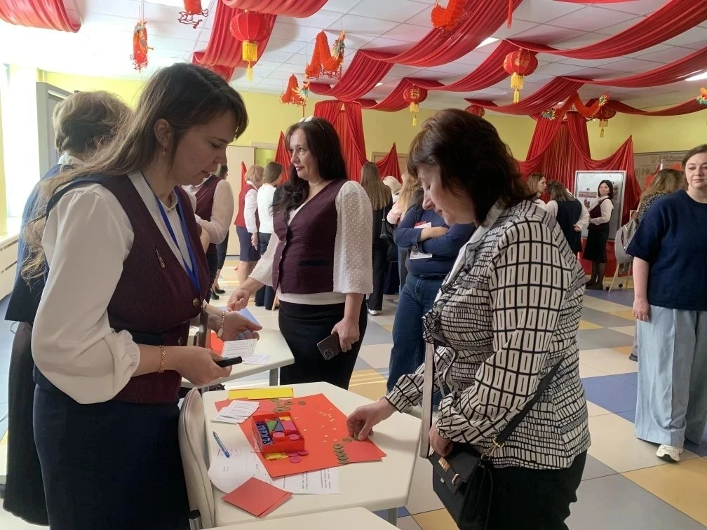 🇨🇳 Диалог культур на ПМОФ 2026   Мудрость Конфуция напоминает: «Учитель открывает дверь к знанию, но