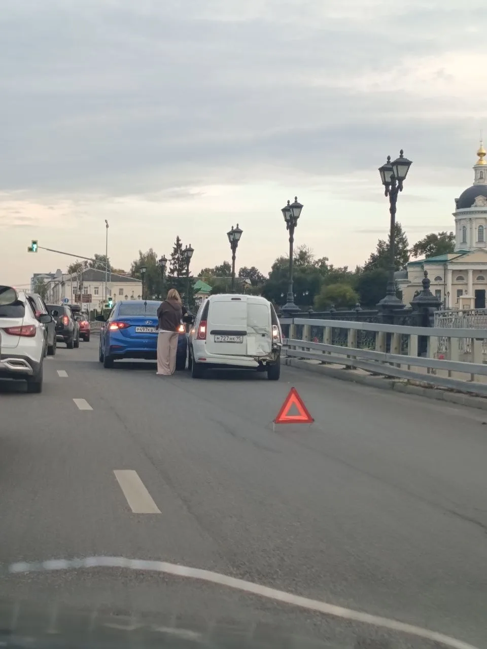 На мосту через Коломенку в сторону администрации движение затруднено. Будьте осторожны!