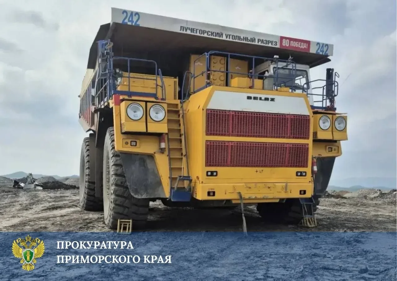 ⚡️Трагедия на угольном разрезе в Приморье: БелАЗ наехал на УАЗ с рабочими - один человек погиб, втор