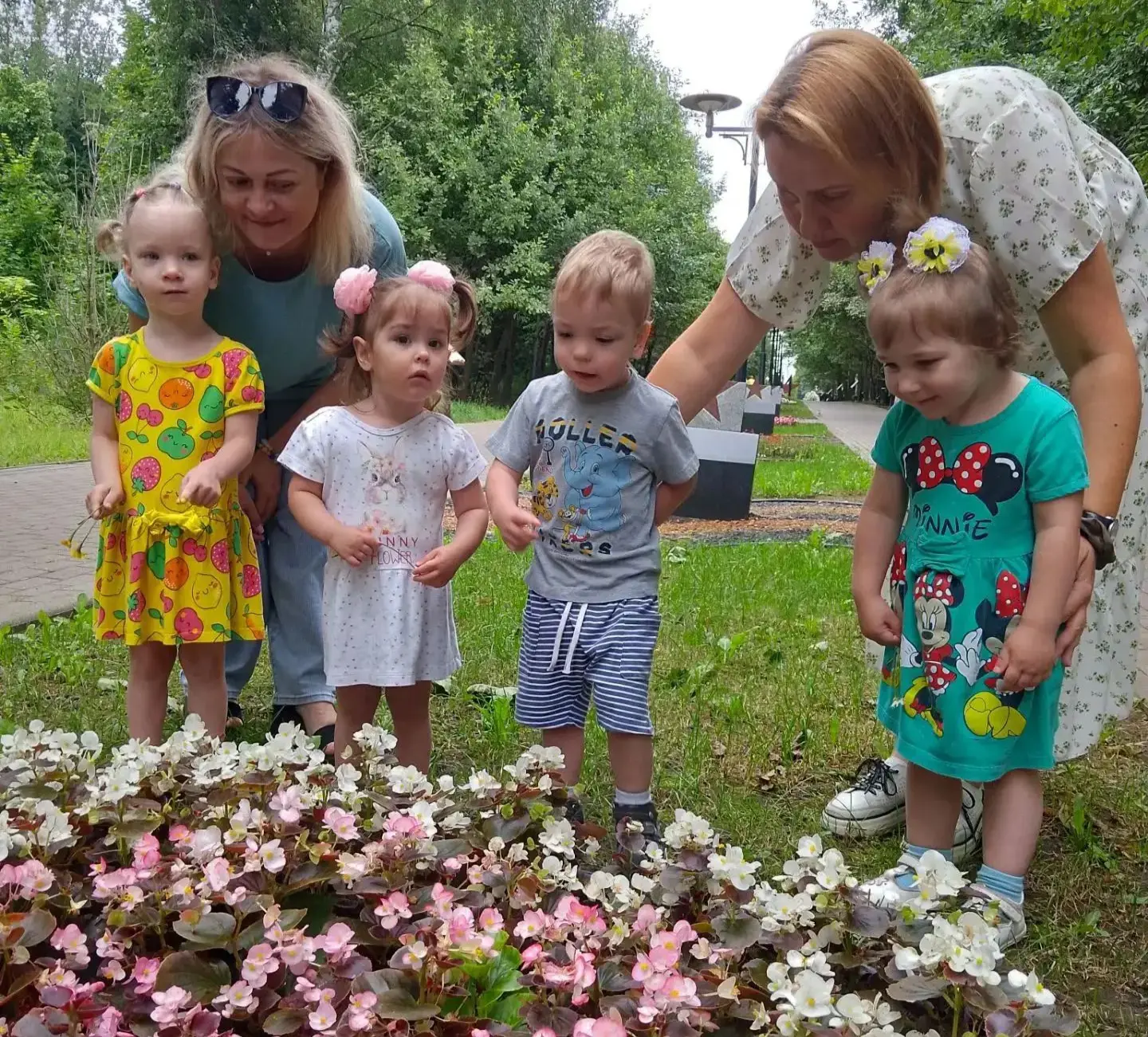 🌸На полях цветут цветы,
Небывалой красоты.
Кто цветы в полях посеял?
Семена в полях развеял?
Лёгкий