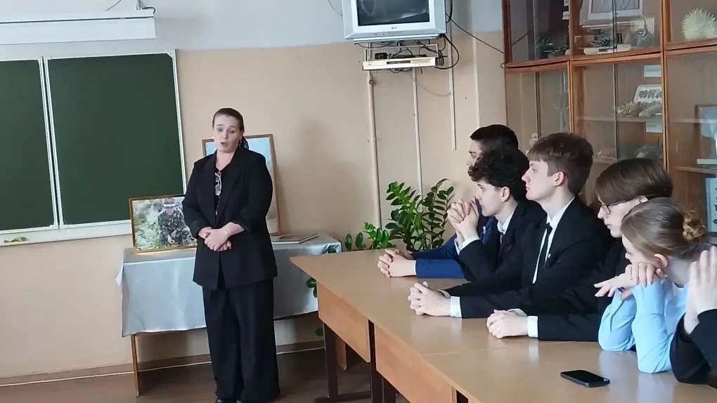 «Мы рисуем мир»: как первоклашки тронули сердце мамы героя 🕯🎨  11 марта в школе №8 случился разговор