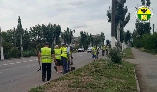 👍 Сотрудники МКУ «Благоустройство» привели в порядок центральные улицы

Убрали сухую листву с клумб