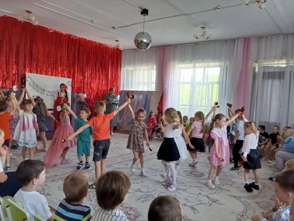 «С матрёшкой — к традициям»: весёлый праздник ко Дню России в детском саду "Катюша"!

В гости к ребя