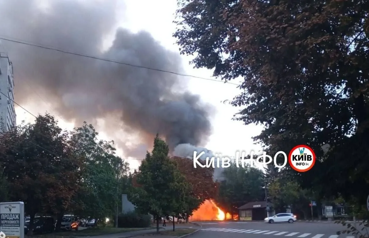 В Борисполе горят костры рябин.