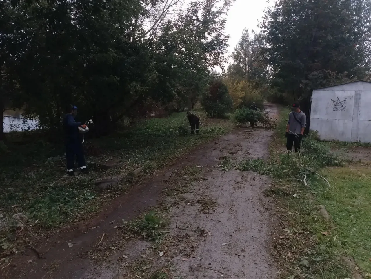 Тем временем, наши спортсмены прибирали территорию парка отдыха на улице Садовой, очища...
