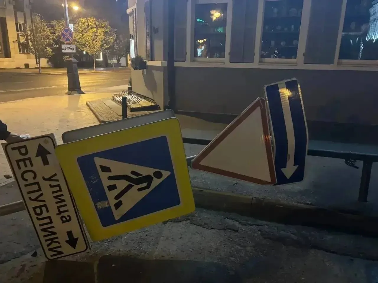 Мотоцикл сгорел, мотоциклист сбежал с места ночного ДТП в Тюмени