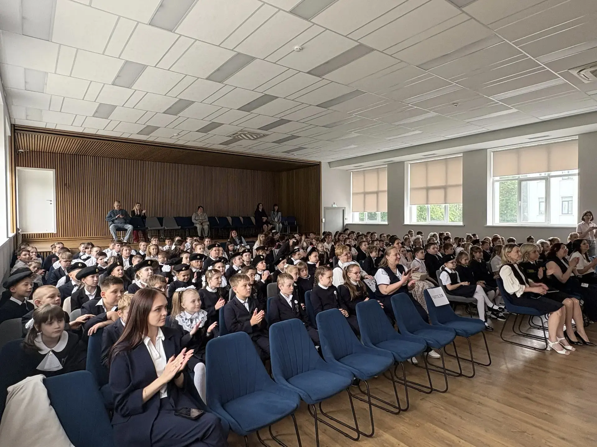 Для учащихся 1-8 и 10 классов сегодня тоже прошла торжественная линейка, посвящённая празднику После