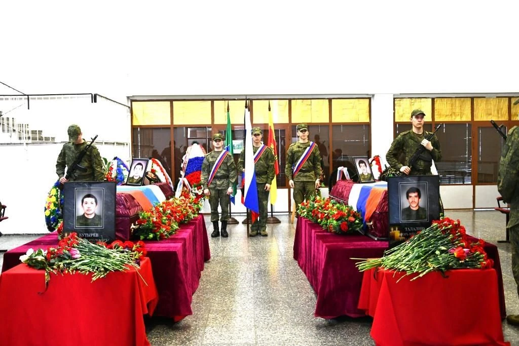 Сегодня андреапольцы проводили в последний путь двух участников СВО: Кутырёва Эдуарда А...