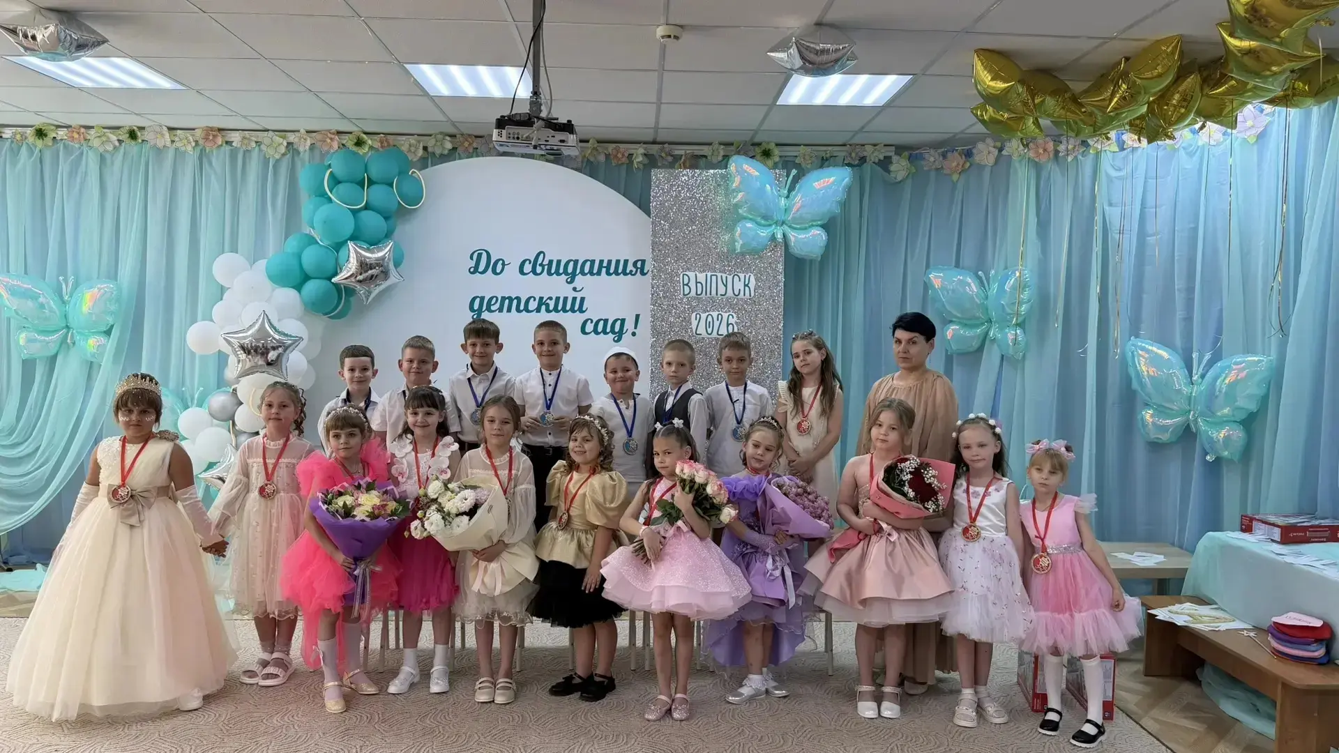 Хочется ещё раз прокрутить в памяти тот волшебный день - ,,Звёздный бал,, группы,, Верные друзья,, ,