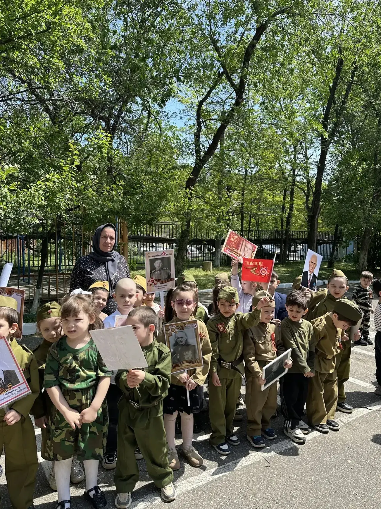 Средняя «а» группа приняла активное участие в акции « бессмертный полк», а так же дети прочли стихи 