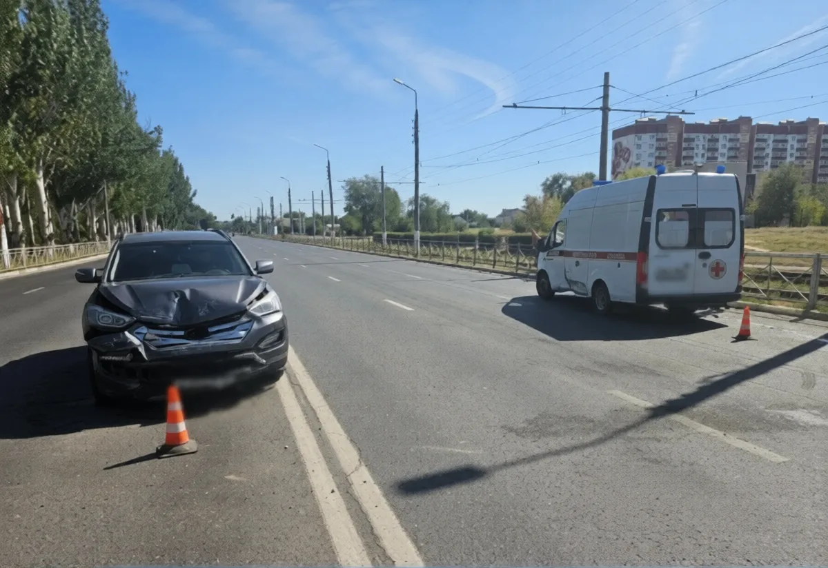 😱В Волжском у больницы им. Фишера «скорая» попала в ДТП