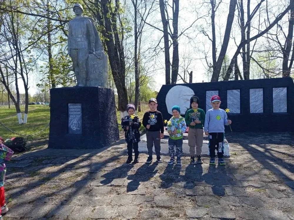 Память в сердце: воспитанники дошкольной группы возложили цветы к памятнику Воину-освоб...