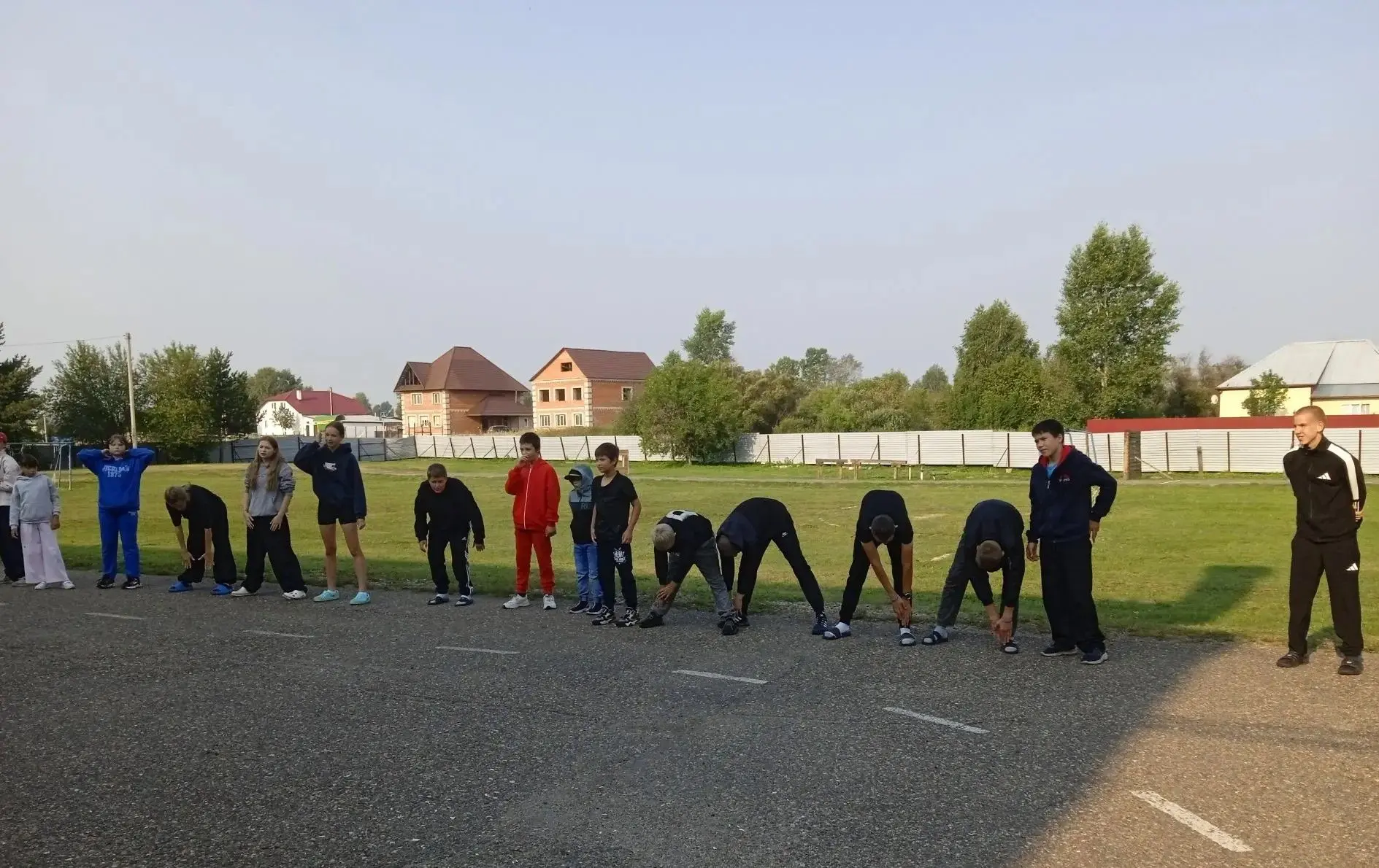 В палаточном лагере активно проходят спортивные мероприятия, начиная от простых разминок и заканчива