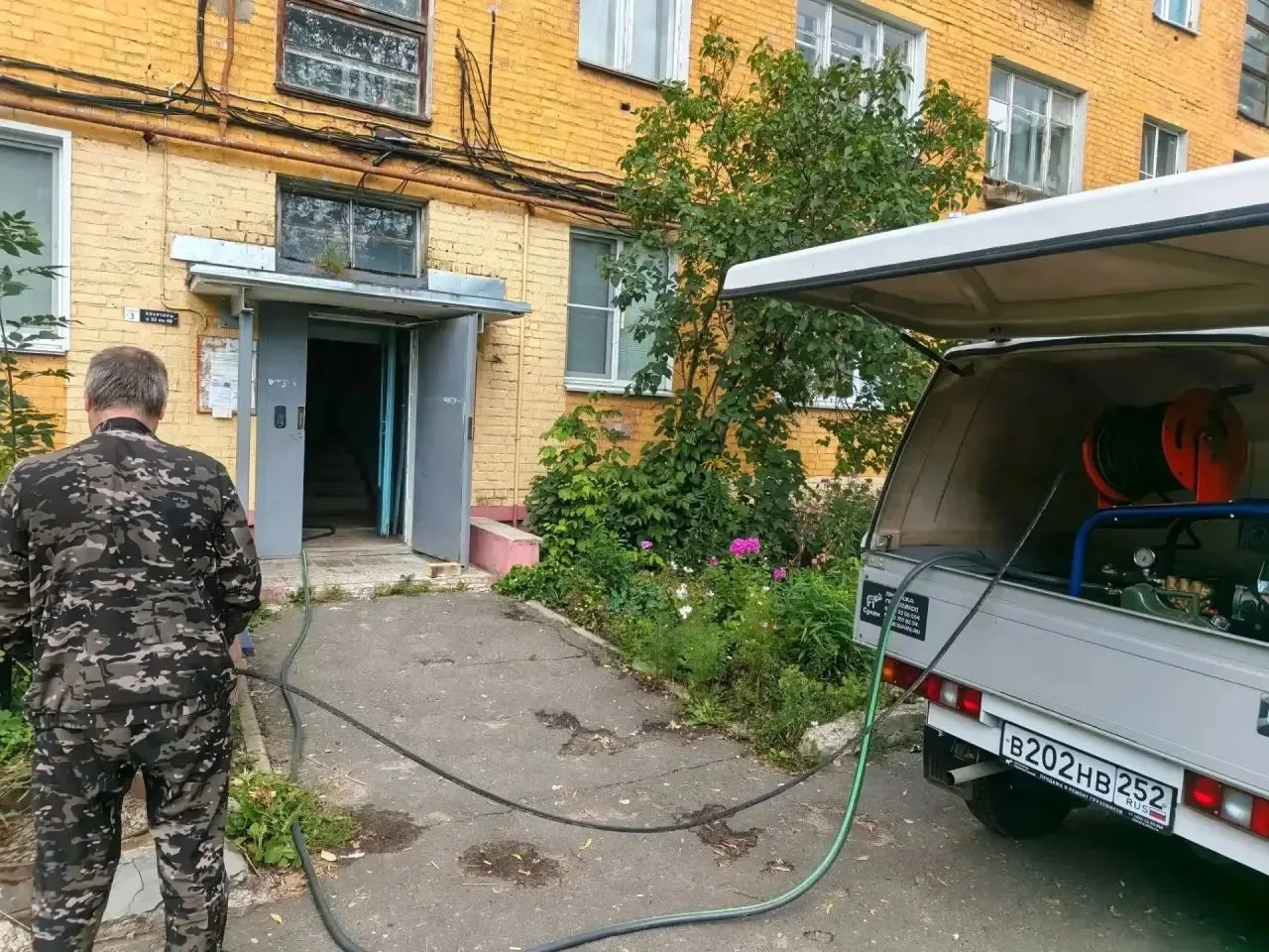 И вновь сотрудники сантехнического участка АО «Центр ЖКХ» с помощью каналопромывочной м...