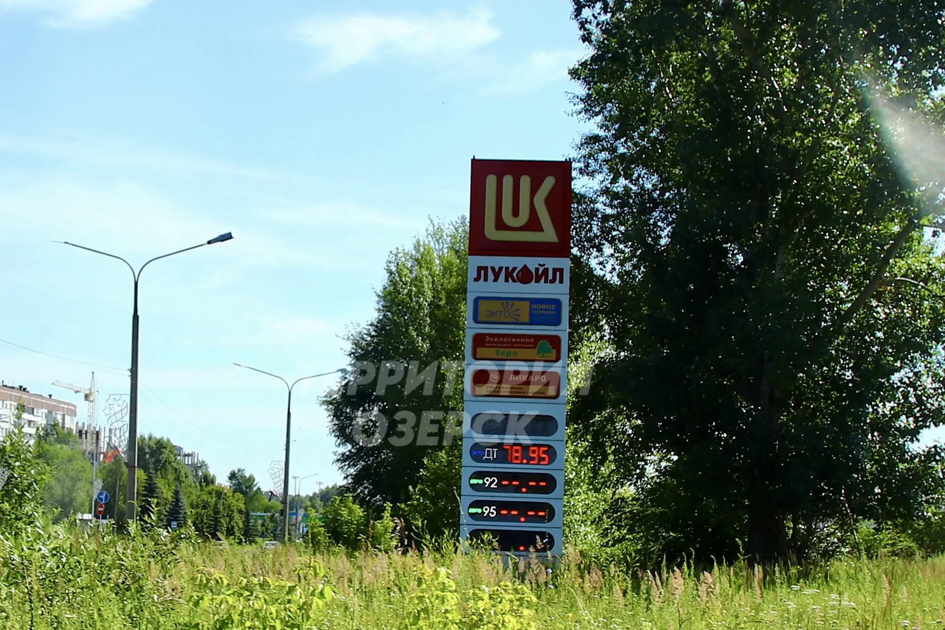 Сейчас в Озерске на АЗС «Лукойл» и «Омега» бензина нет. Приобрести топливо по завышенно...