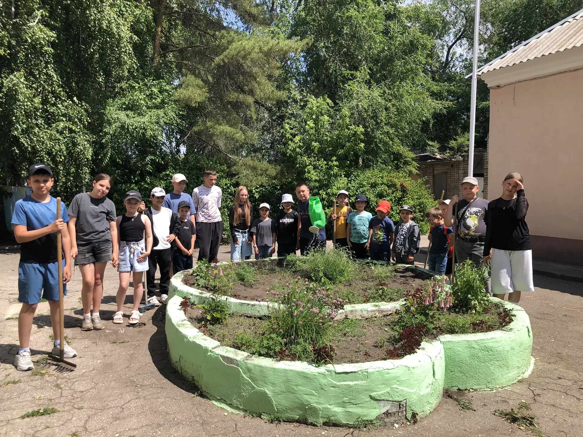 Чистота начинается с нас! 🌿

В летнем пришкольном лагере «Юный патриот» прошла настоящая эко-миссия