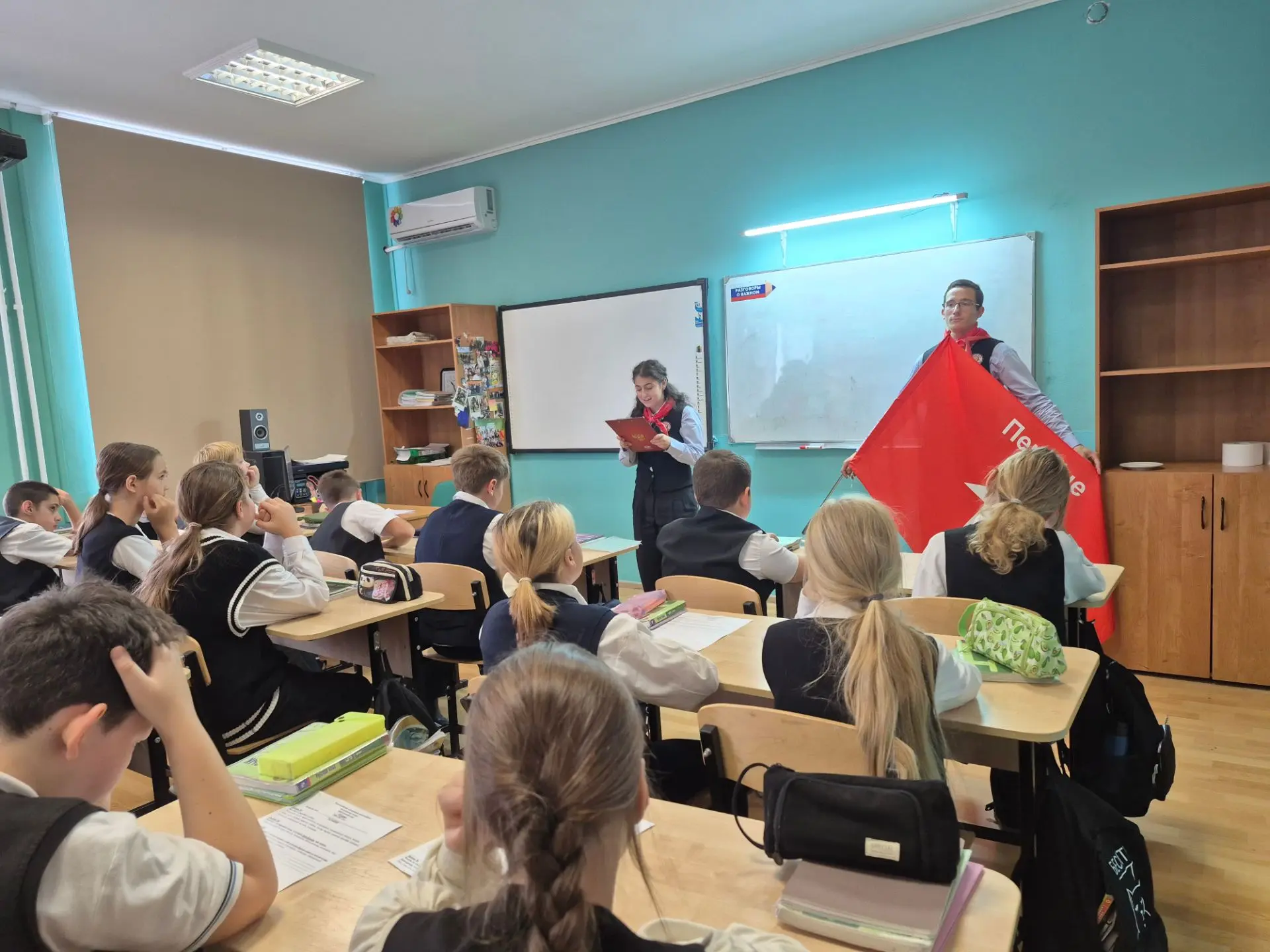 🎉 В Международный день пожилых людей активисты «Движения Первых» присоединились к акци...