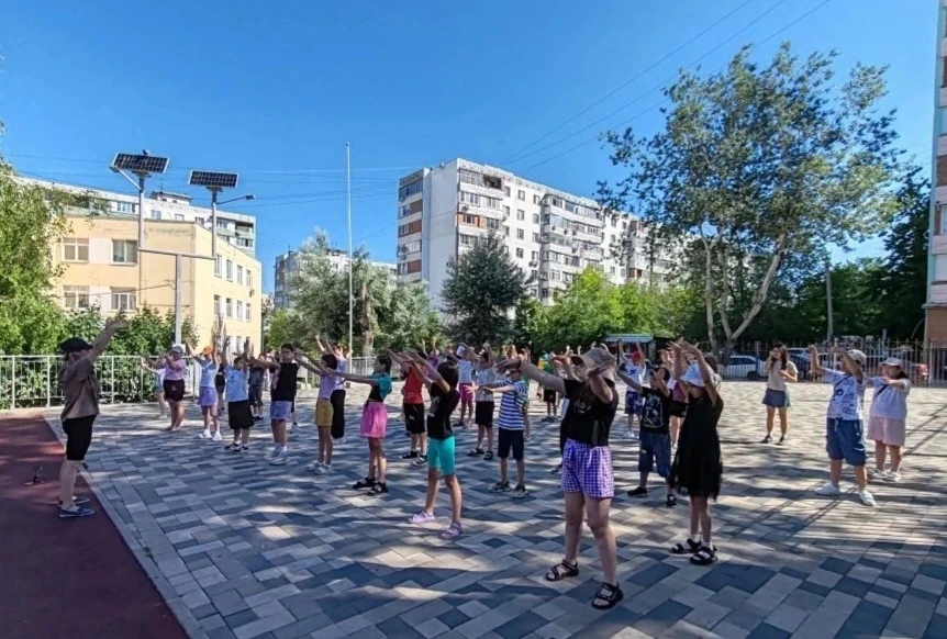 🇷🇺 Как прошло утро в нашем школьном лагере? Бодро и с пользой!

Наши ребята начали день с энергичн
