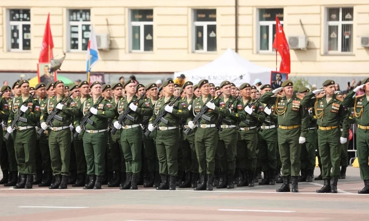Дорогие друзья, от администрации города и от себя лично от всей души поздравляю вас с Днем защитника