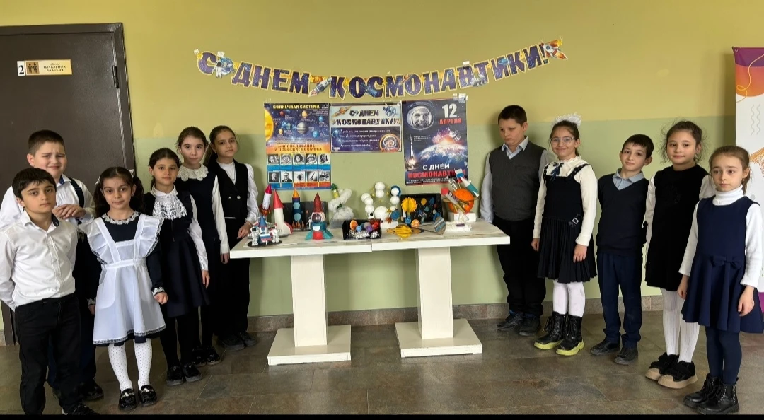 В нашей  школе  прошёл праздник, посвящённый Дню космонавтики! 
Ребята подготовили удивительные поде