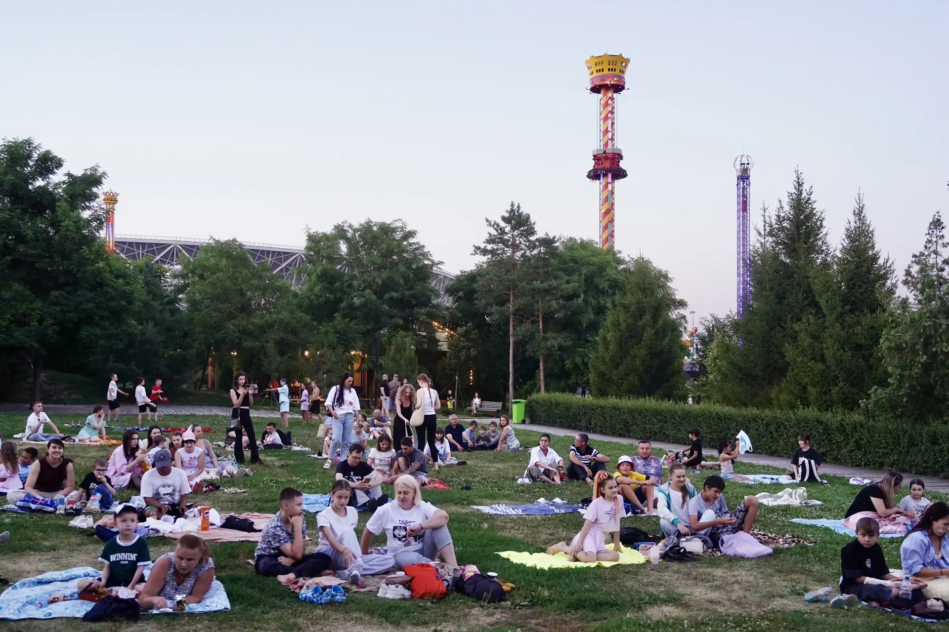 🌌 Тёплая погода, кино и звёзды над головой …