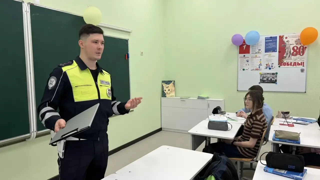 🚦 Безопасность прежде всего: урок от профессионала для восьмиклассников  На этой неделе для учеников
