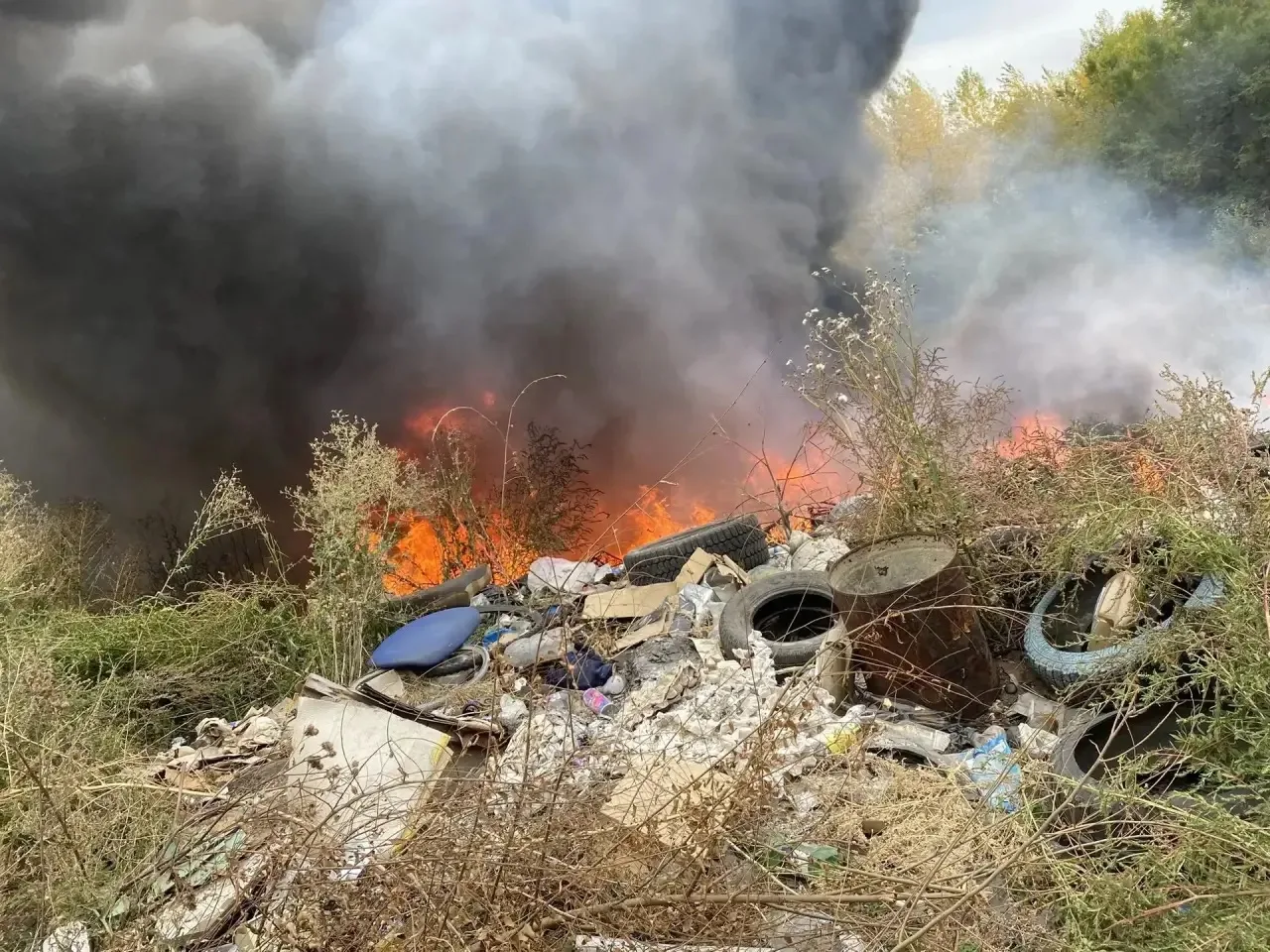 В районе Саянмрамора пожарные прямо сейчас тушат мусор на площади 50 м².