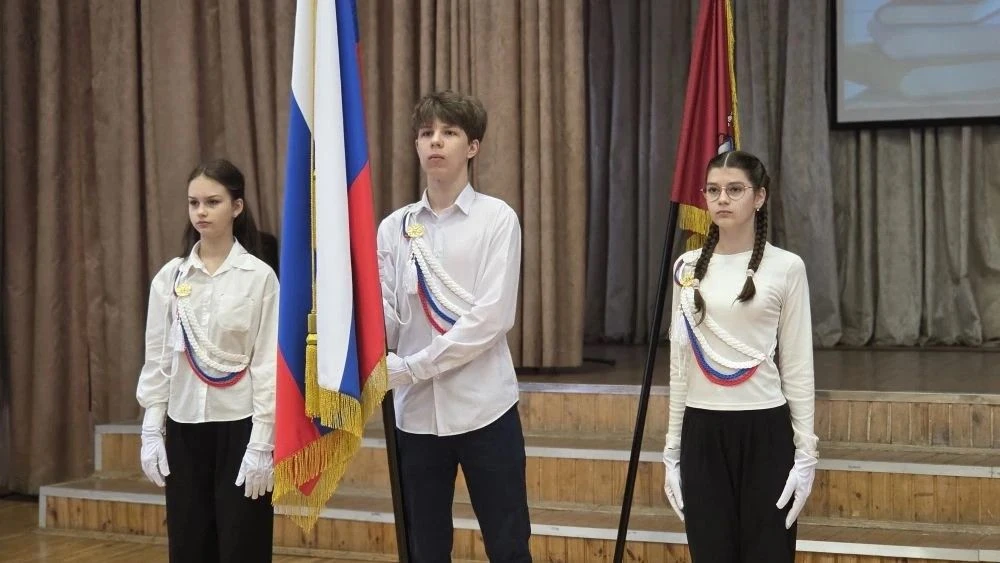 Сегодня в нашей школе прошла торжественная церемония выноса Флага Российской Федерации 🇷🇺  Все ребят