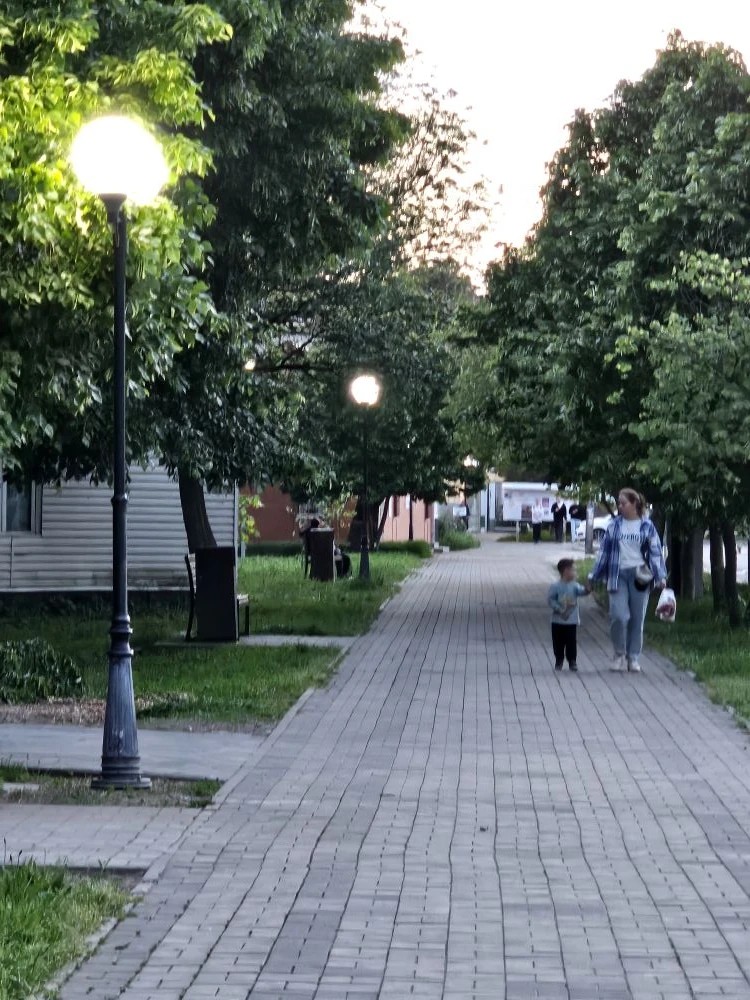 Тихий вечер в станице  Теплый майский вечер опустился на наш райцентр. В центральном парке возле Дом