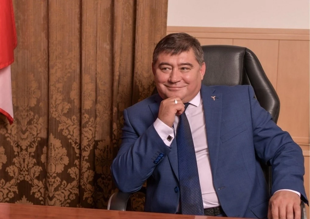 Президент Центрально-Сибирской торгово-промышленной палаты Рафаэль Шагеев поздравляет с Днем медицин
