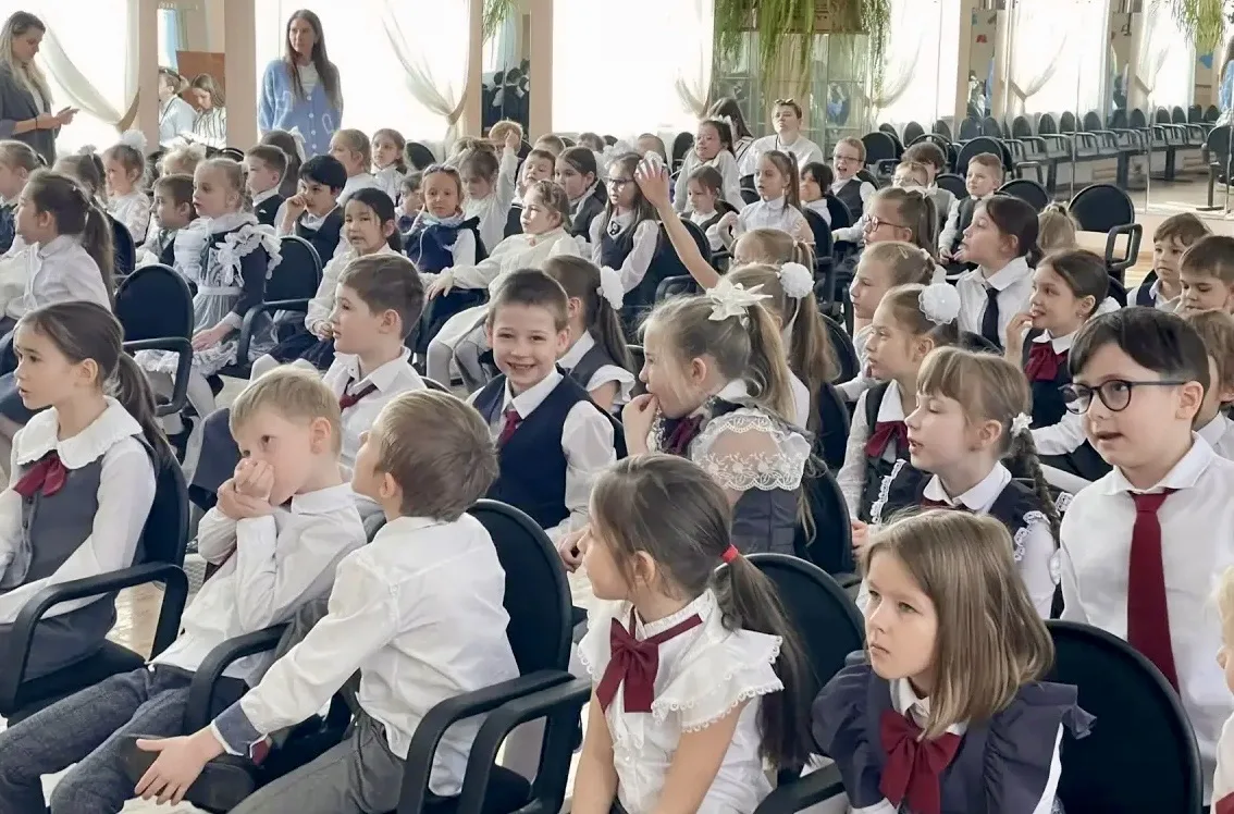 🎓 Первый важный шаг сделан!  ❤️ Наши первоклассники попрощались со своей первой школьной книгой — Аз