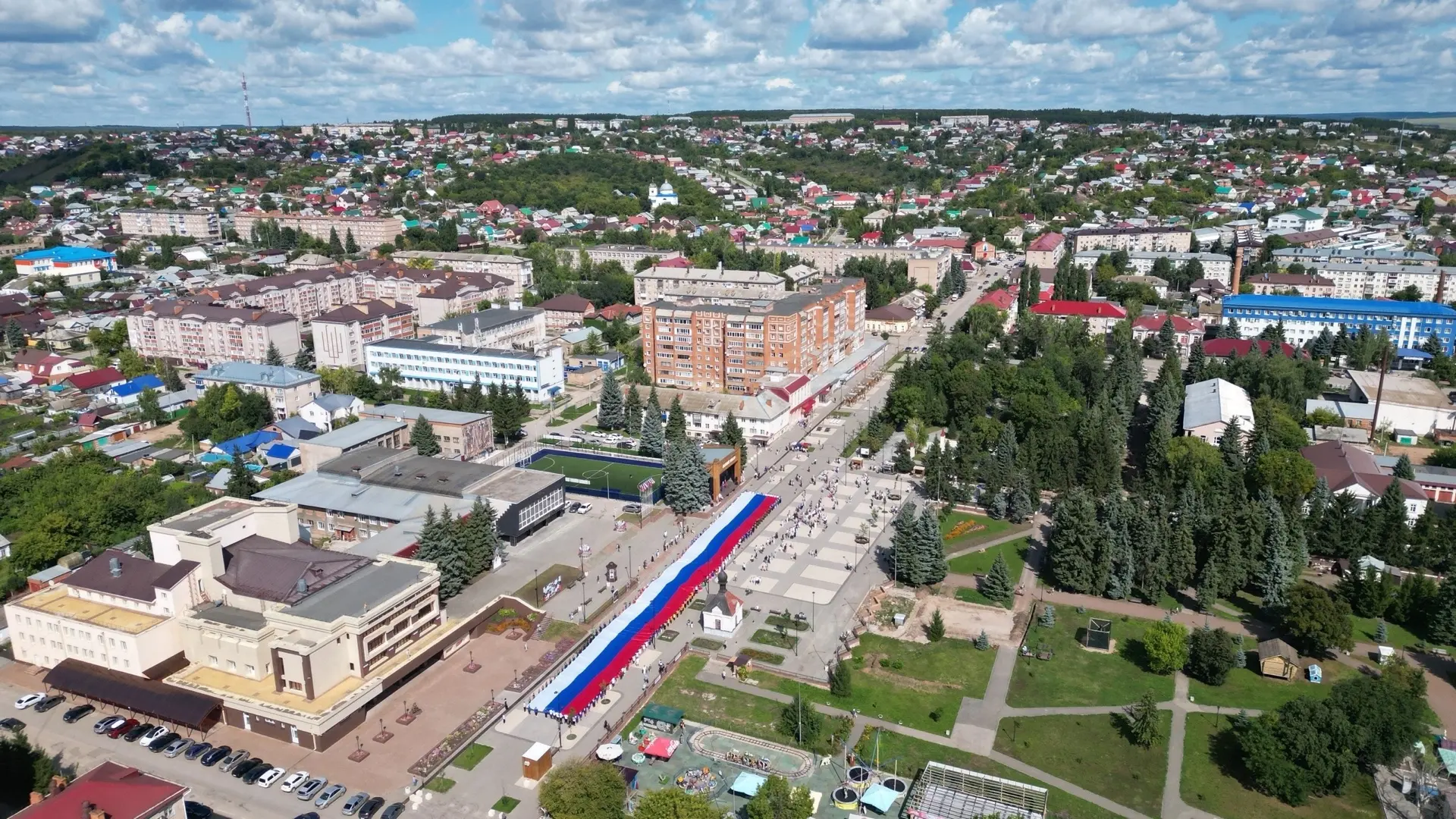 🇷🇺 Бугуруслан отметил День Государственного флага России
