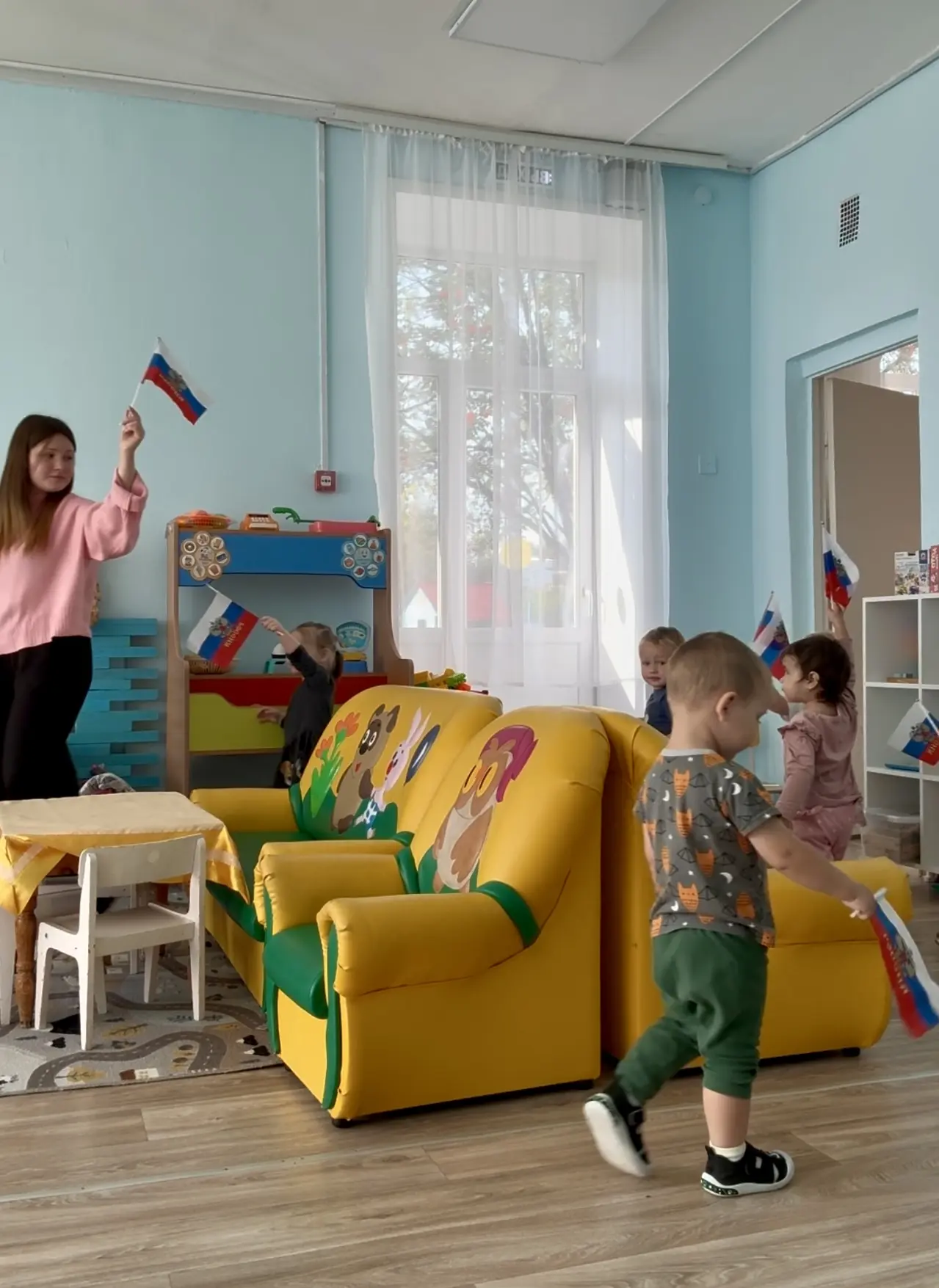 В группе «Радуга» 🌈 отметили День Государственного флага России. 🇷🇺