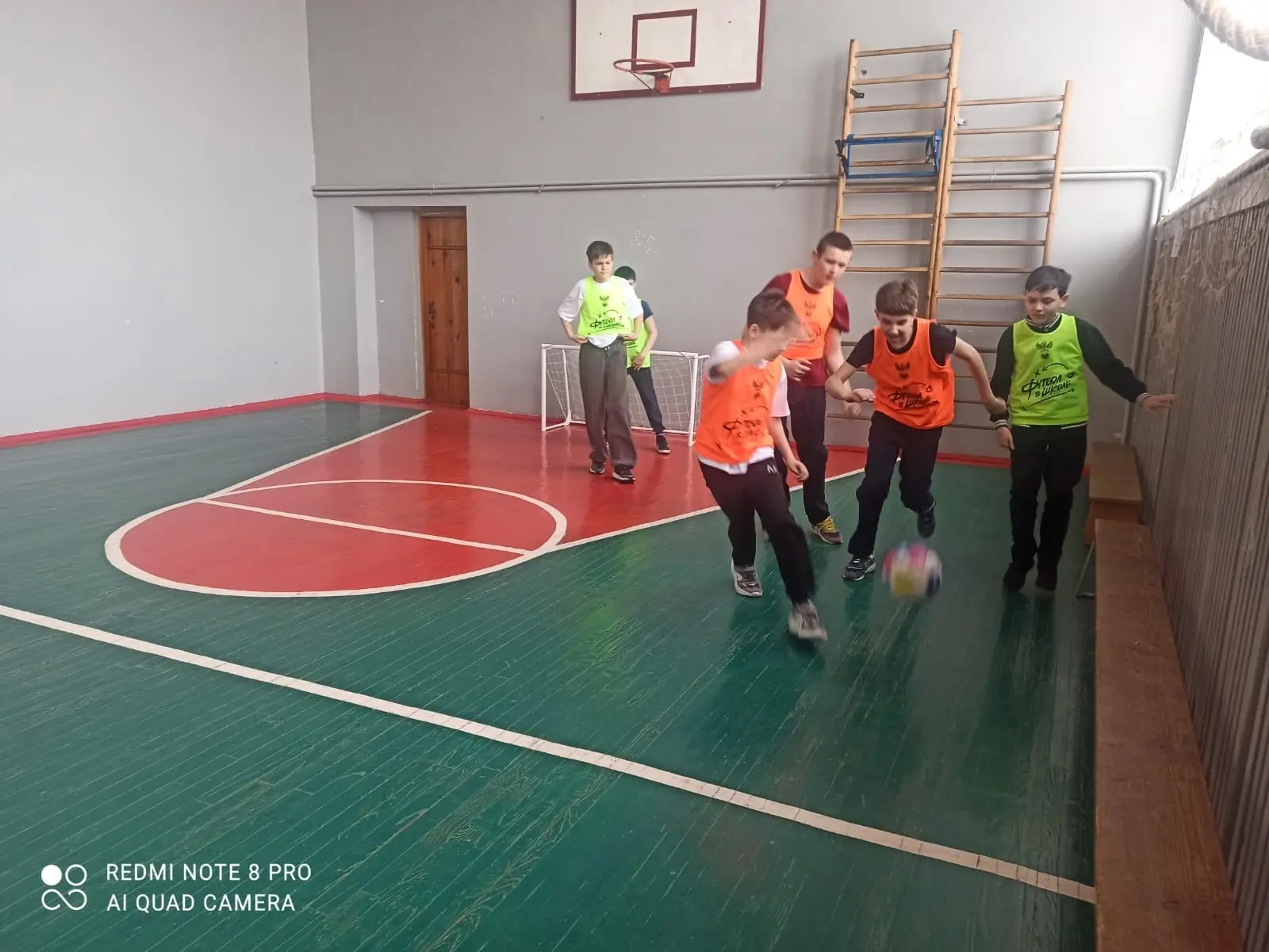 ⚽️ «Все на футбол» — было громко, весело и по-спортивному!  В рамках фестиваля «Футбол в школе» в МБ