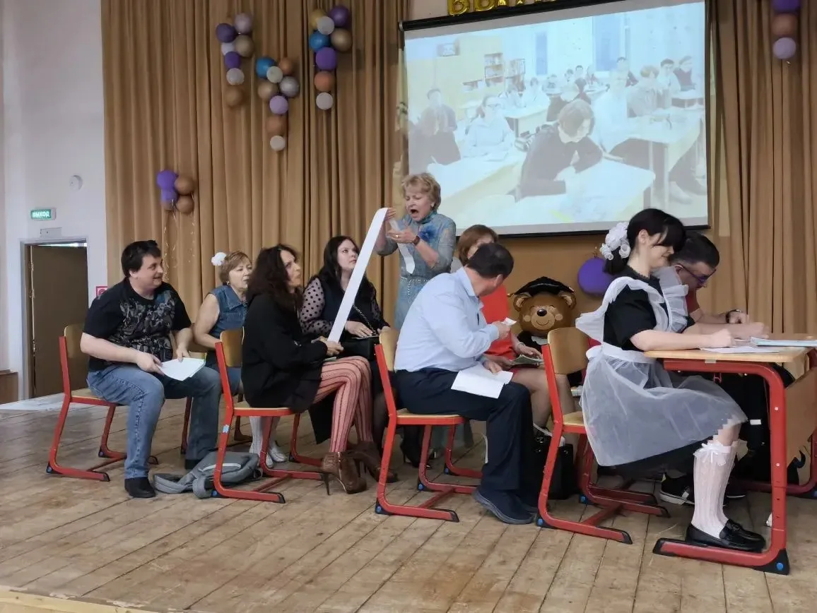 🔔ПОСЛЕДНИЙ ЗВОНОК НА ВРАЧЕБНОМ — ФЕЙЕРВЕРК ЭМОЦИЙ!   Для 11 «А» в корпусе на Врачебном, дом 12 прозв