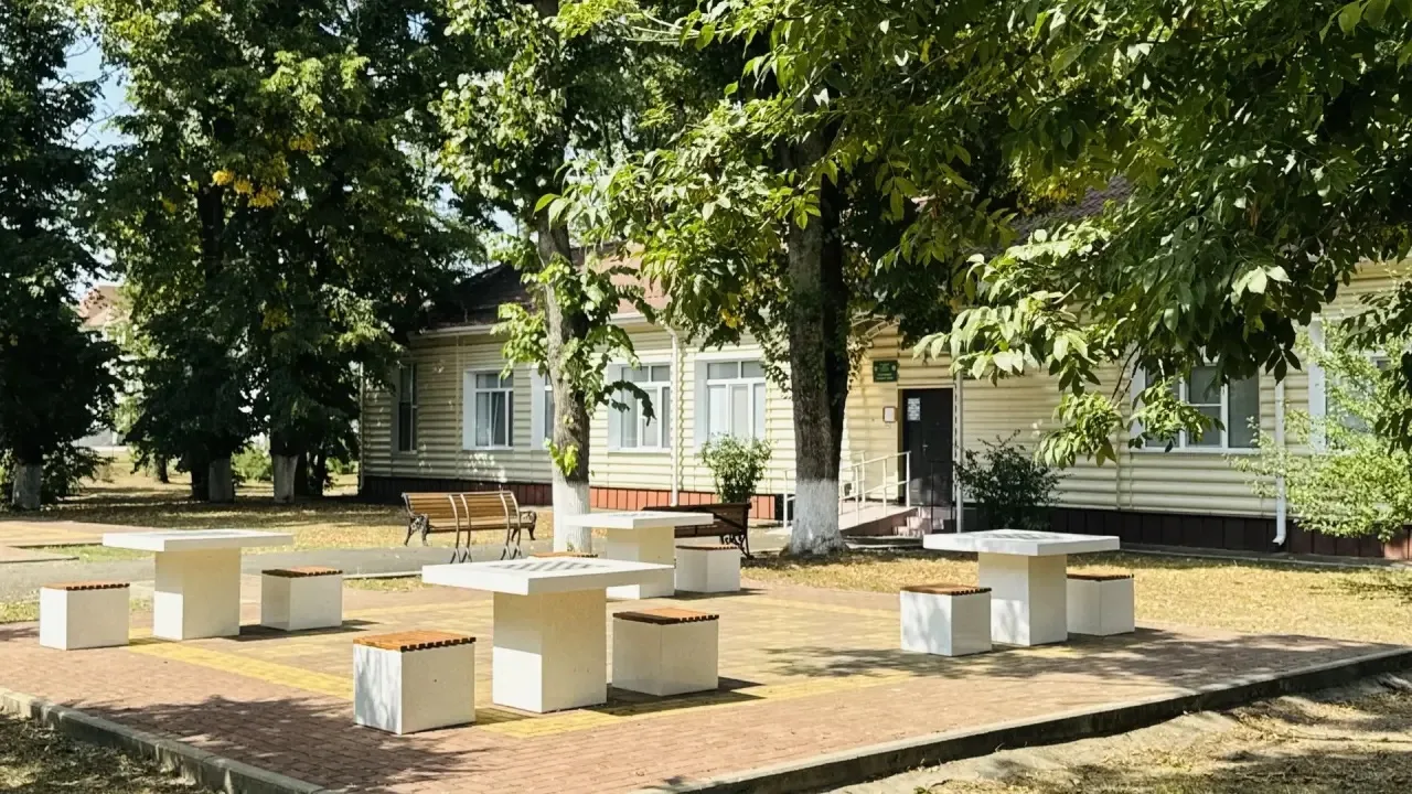 В Городском парке появились уличные столы для любителей шахмат