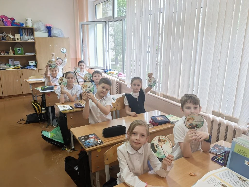 На последнем уроке в этом учебном году лучшие ученики 2б, которые выучили  таблицу  умножения, получ