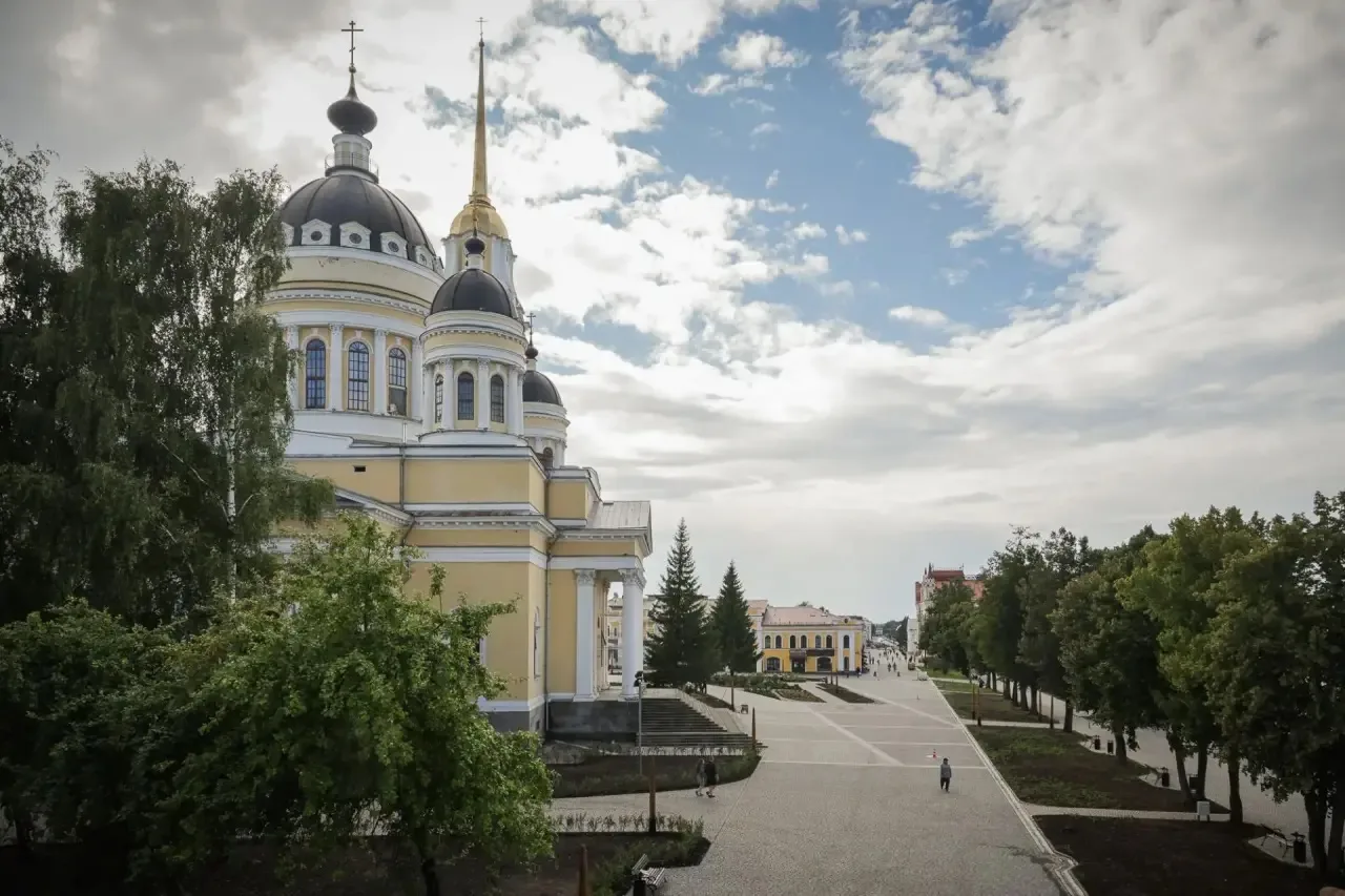 Наполняем центр идеями, смыслами, живой историей.
 
На Соборной площади ставим памятник Гражданам го