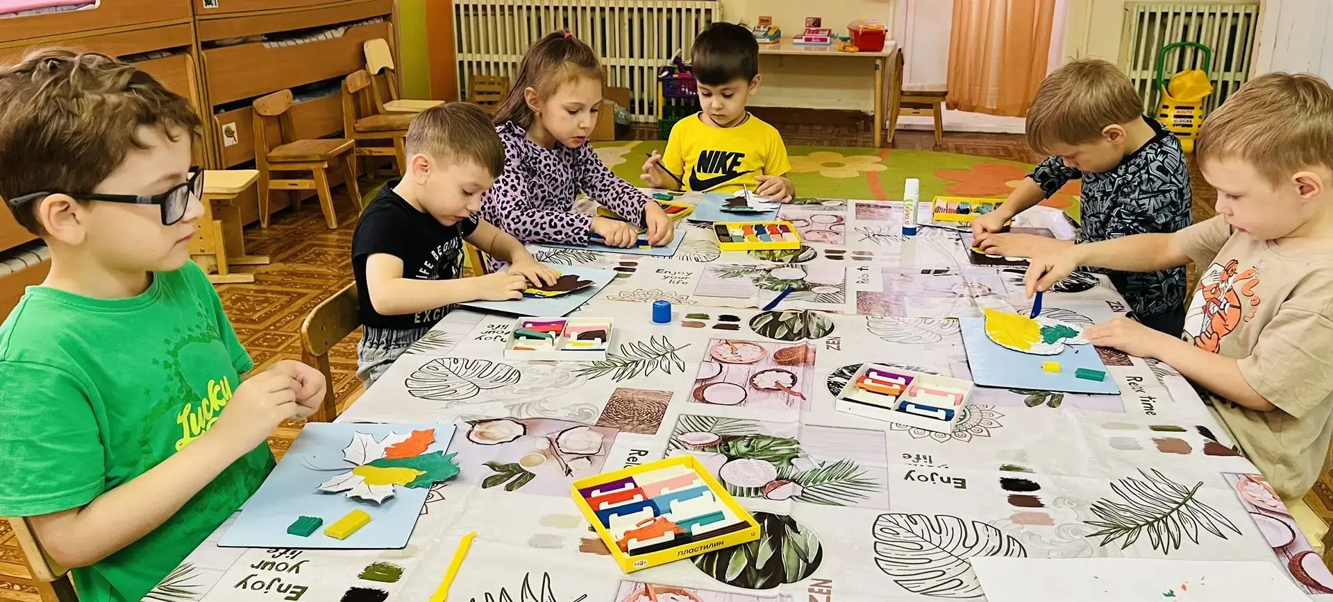 🍁 Осенняя сказка в группе «Чебурашка»: встречаем листопад!