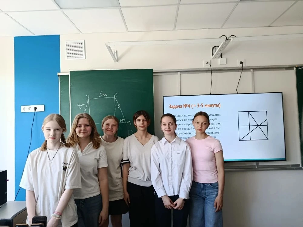 Магия чисел: как восьмиклассники сошлись в интеллектуальном бою! Шум в кабинете математики затихает.