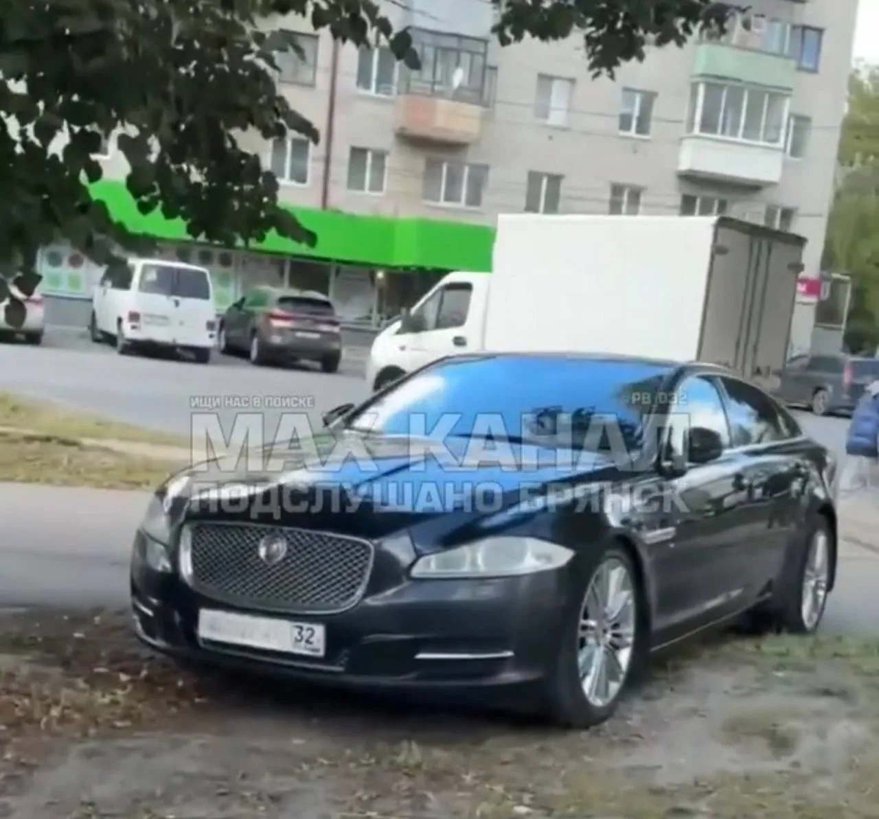 В Брянске наказали водителя Jaguar за парковку на пешеходном переходе.
