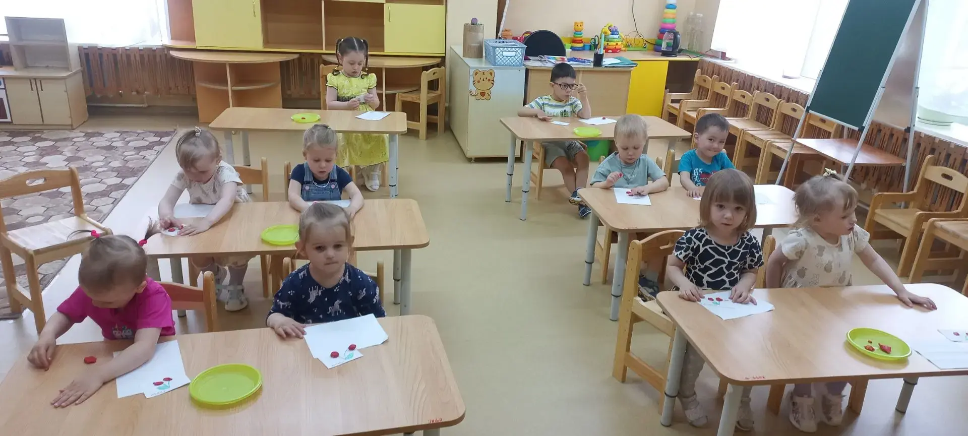 Лепка "Вишенка"
Цель: учить детей отщипывать маленькие кусочки пластилина от большого куска и скатыв