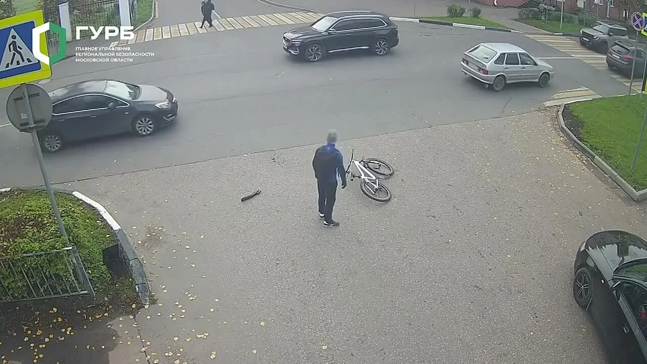 В Клину велосипедист попал под колеса легковушки и чудом остался цел.