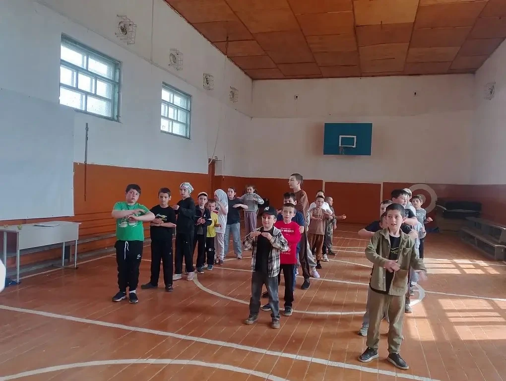 🌞 Утро в лагере началось с активной зарядки, которая подняла настроение и зарядила энергией! После 